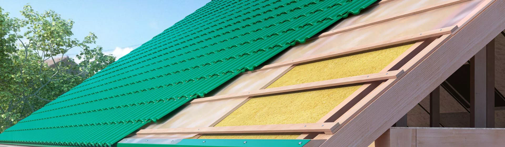 układanie zielonej blachy na dachu